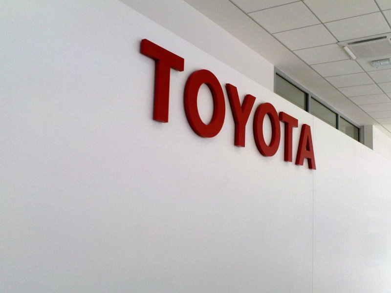 Umělý kámen - reklamní nápis Toyota